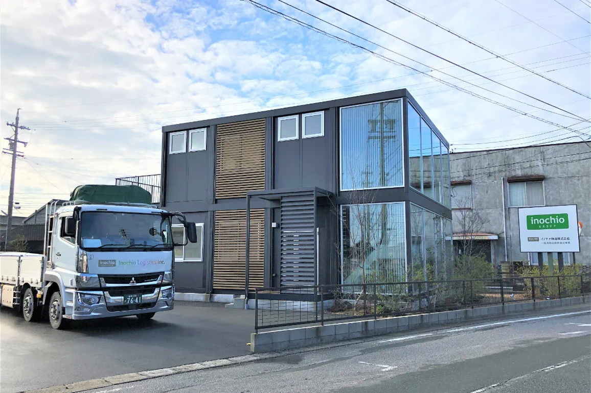 イノチオ物流株式会社の社屋とトラック
