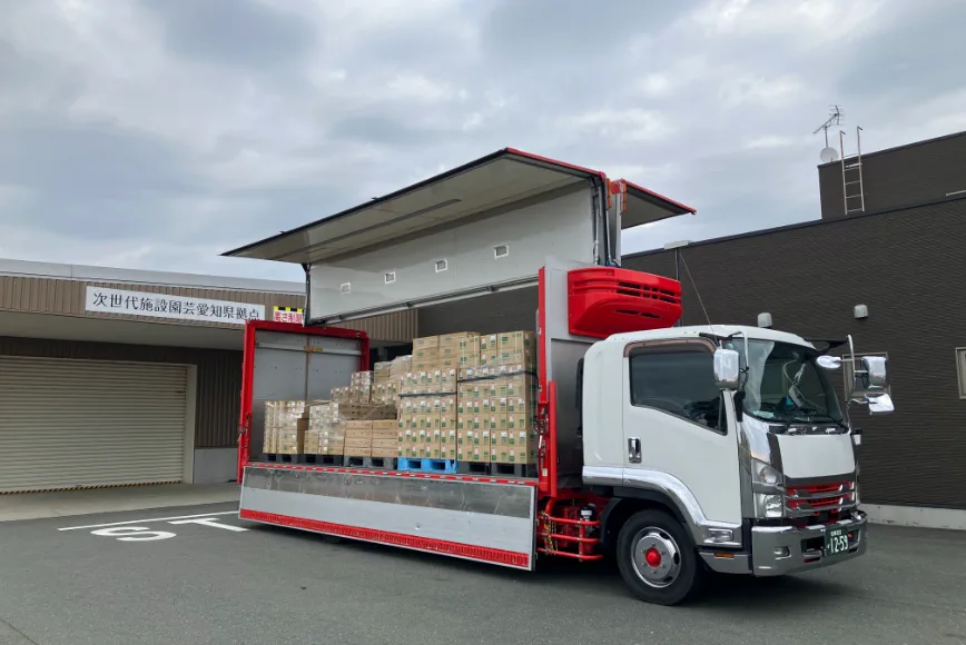 4t冷蔵ウィング車の荷積みの様子